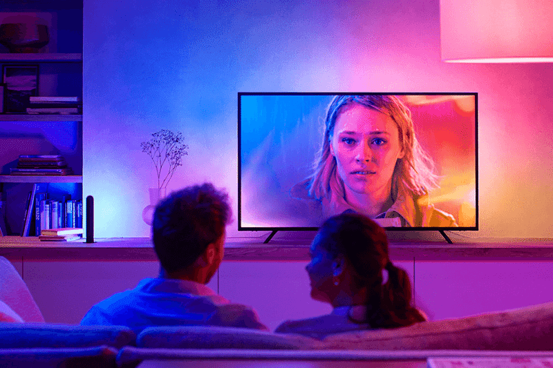 Familie vor einem Ambilight-Fernseher